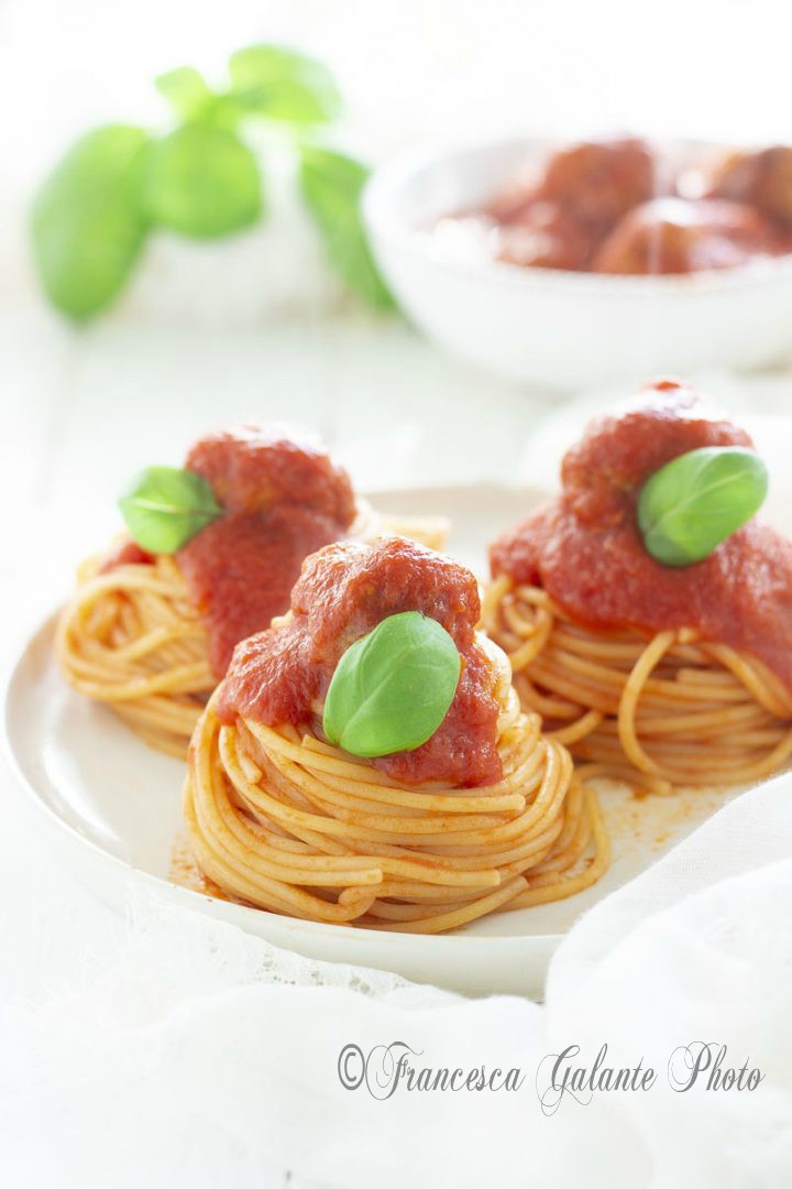 Pasta e polpette al sugo fresco e basilico