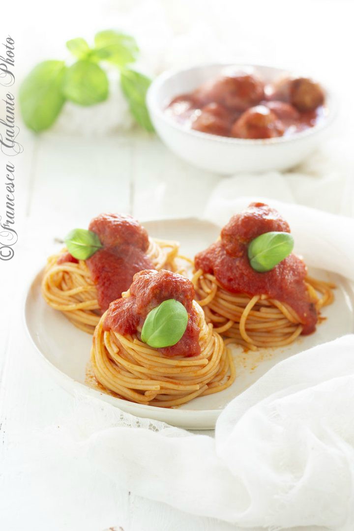 Pasta e polpette al sugo fresco e basilico