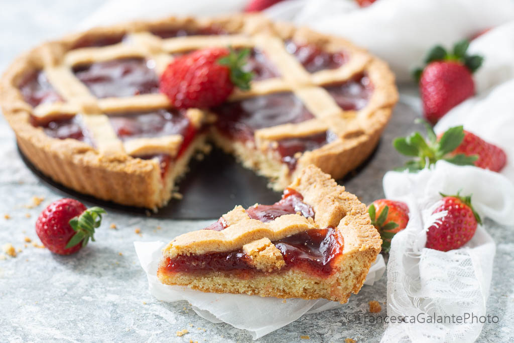 Crostata friabile con marmellata di fragole