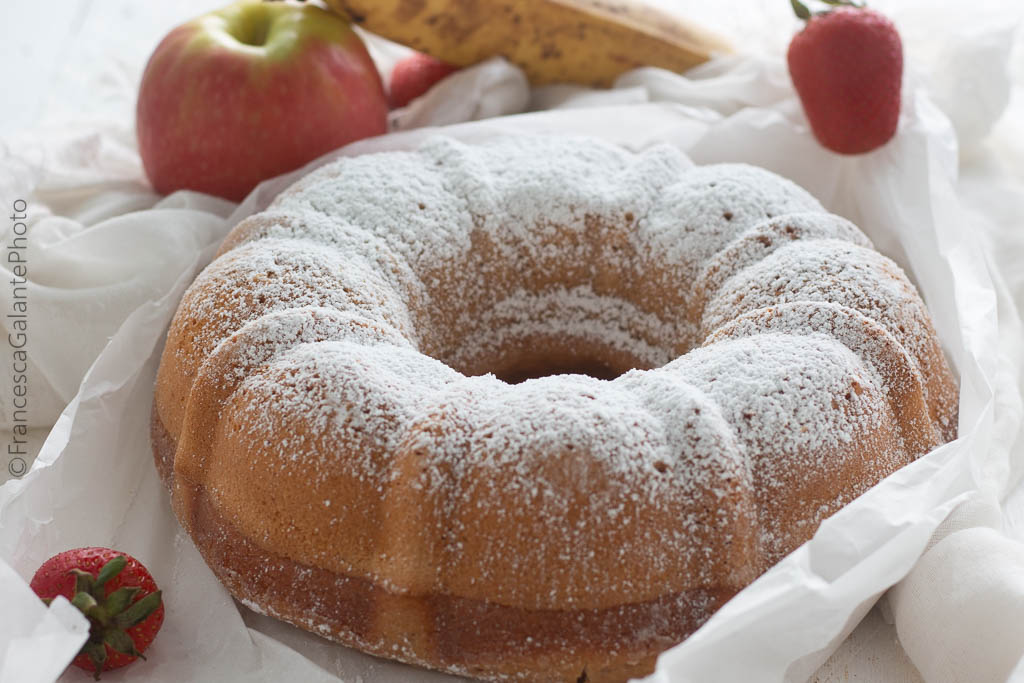 Ciambellone veloce con frutta frullata