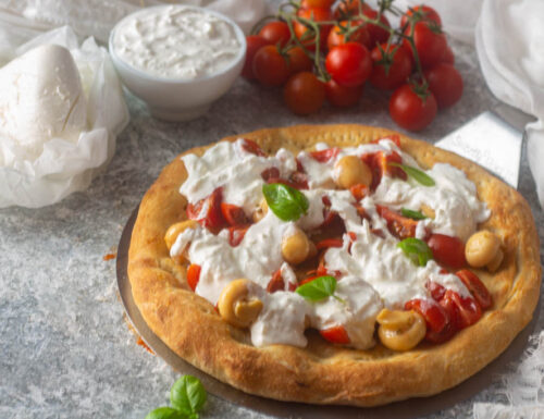 Pizza bianca con stracciatella funghi e pomodorini